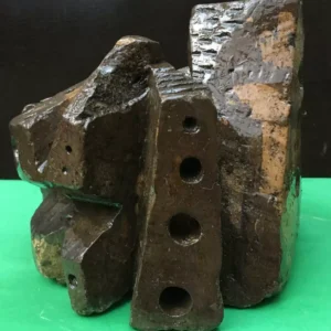 Título: "Arquitectónica # 3". Técnica: Yeso y barniz de poliuretano. Medidas: 21 x 25 x 24 cms. Año: 2010.