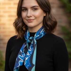 Pañoleta “Tarde Azul” en chifón – Inspirada en la obra de Mauricio Siller Obregón (120 x 40 cm)